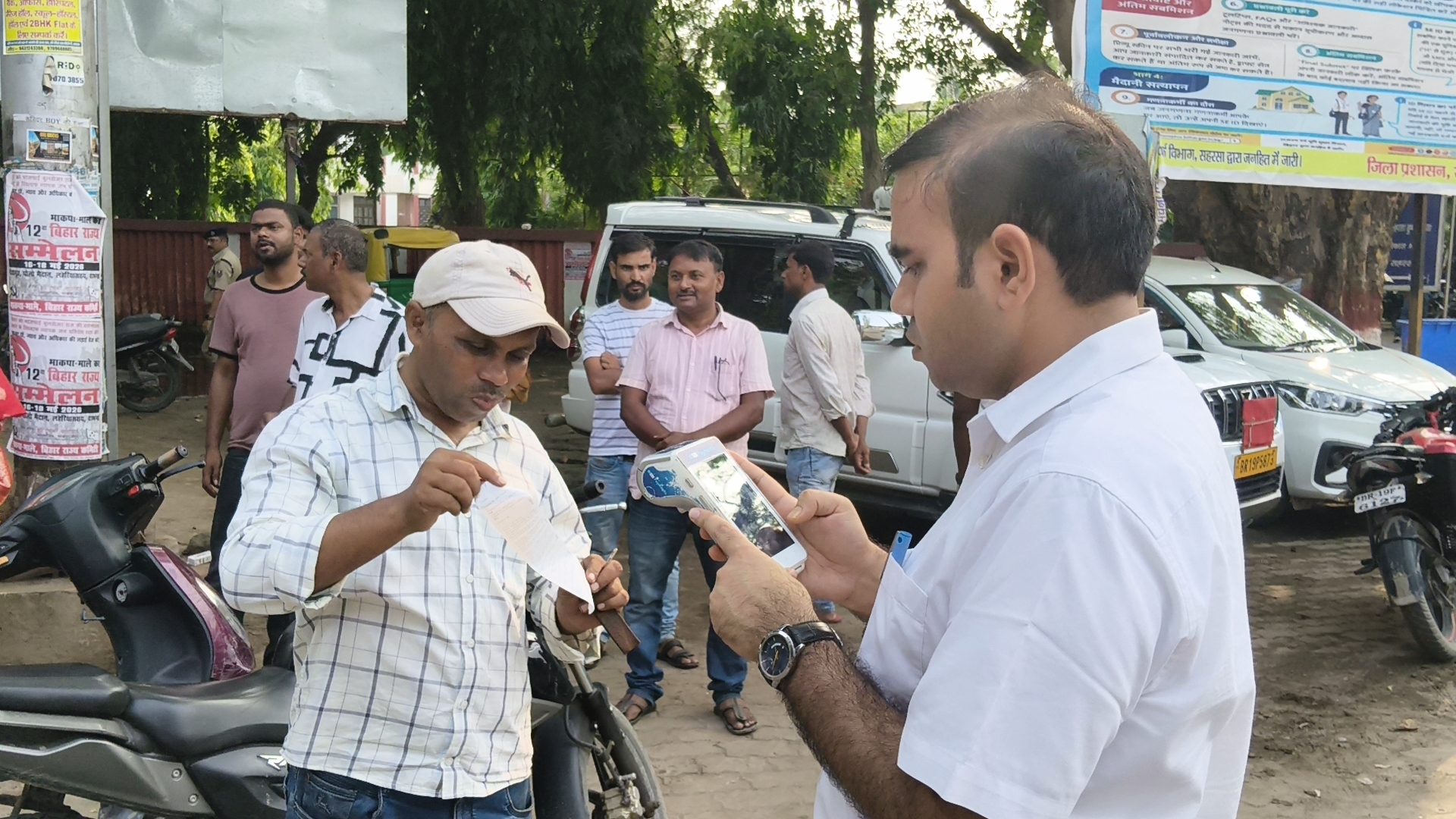 समाहरणालय गेट पर सघन वाहन जांच अभियान, 50 हजार से अधिक का कटा चालान