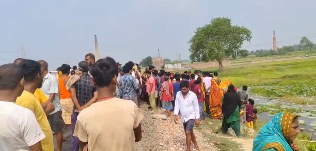सहरसा में गड्ढे से युवक का शव बरामद, इलाके में सनसनी