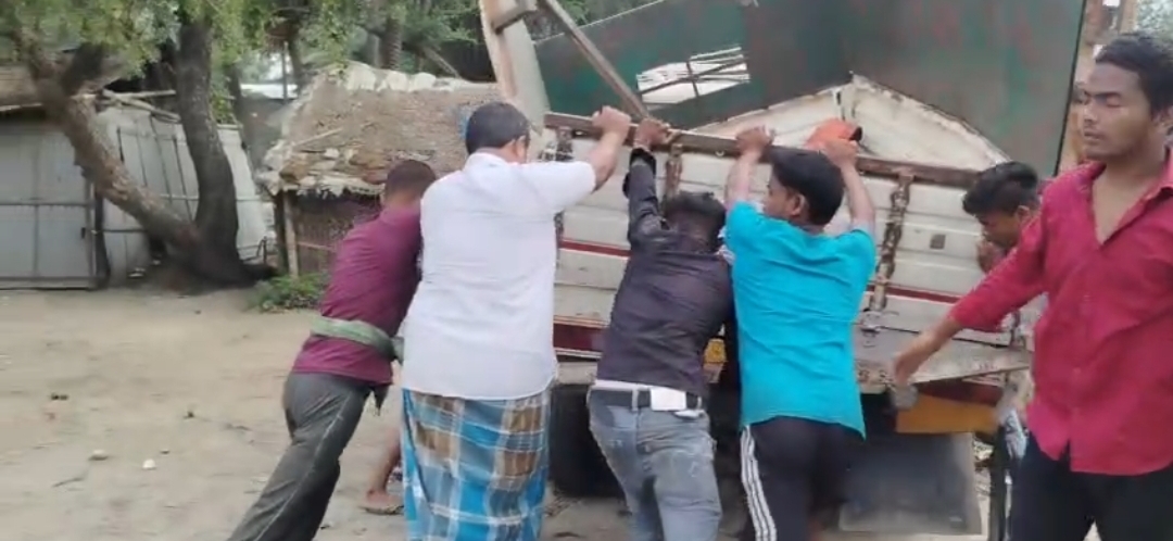 सहरसा में भीषण सड़क हादसा: ट्रक और पिकअप वैन की आमने-सामने टक्कर, दुकान क्षतिग्रस्त