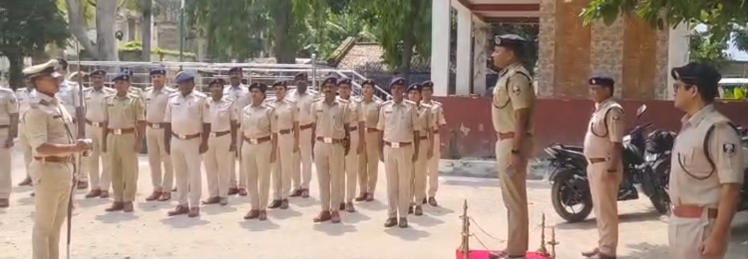 थाना गोद लेने के बाद पहली बार सदर थाना पहुंचे डीआईजी डॉ. कुमार आशीष, लंबित कांडों के निष्पादन को बनाया प्राथमिकता”