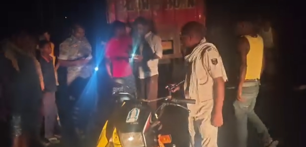 एनएच 107 पर दर्दनाक हादसा: ट्रक की टक्कर से गल्ला व्यवसायी पिता-पुत्र की मौत