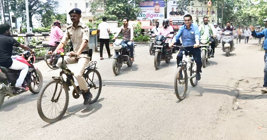 पीएम की अपील का असर : साइकिल से समाहरणालय पहुंचे सहरसा के नगर आयुक्त प्रभात झा