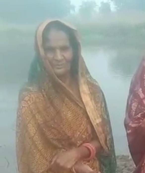 सलखुआ के मट्ठा चौक पर बाइक की ठोकर से बुजुर्ग महिला की मौत, एक घायल