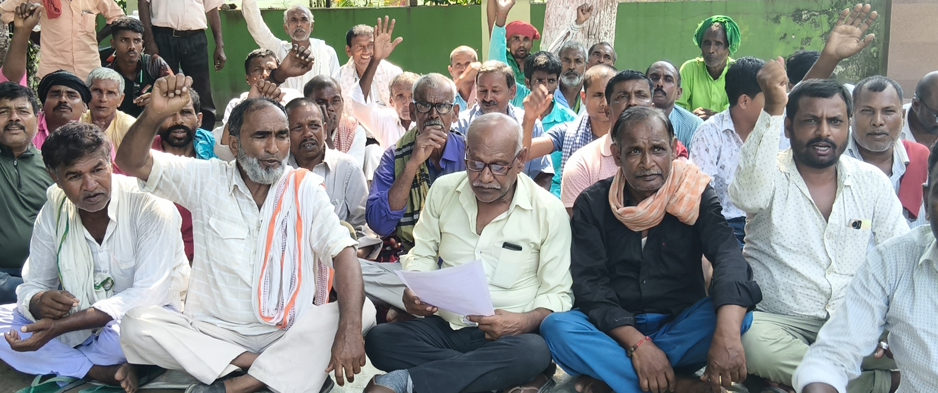 सहरसा में वन श्रमिकों ने उठाई नियमित वेतन व स्थायीकरण की मांग, वन प्रमंडल पदाधिकारी को सौंपा ज्ञापन