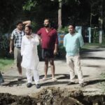 छह महीने से खुला गड्ढा बना हादसों का कारण, शिकायत के बाद नगर निगम ने शुरू कराई भराई