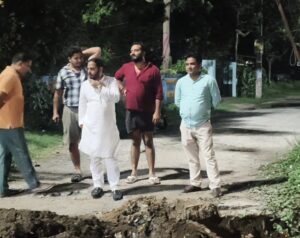 छह महीने से खुला गड्ढा बना हादसों का कारण, शिकायत के बाद नगर निगम ने शुरू कराई भराई