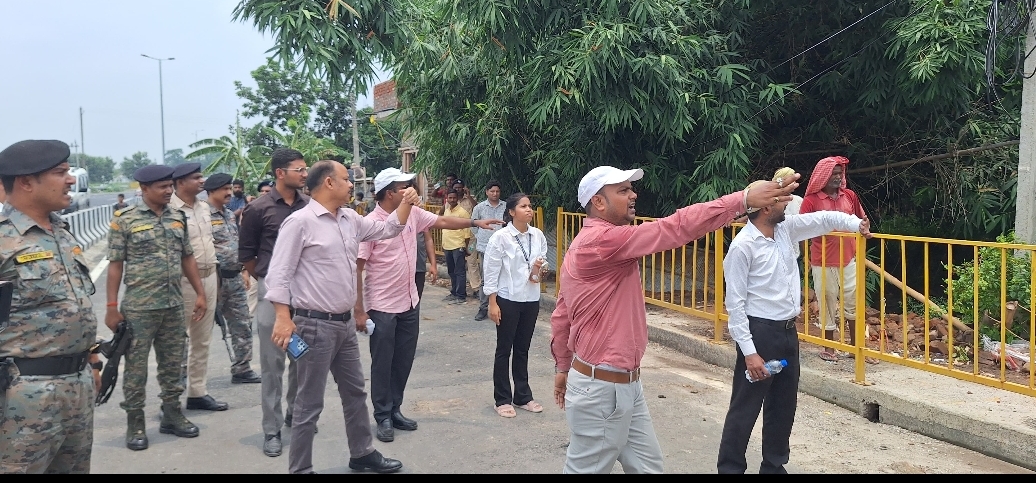 एनएच-107 पर चला प्रशासन का पीला पंजा, बिहरा में एसपी ने खुद संभाली कमान; अतिक्रमण पर सख्त कार्रवाई