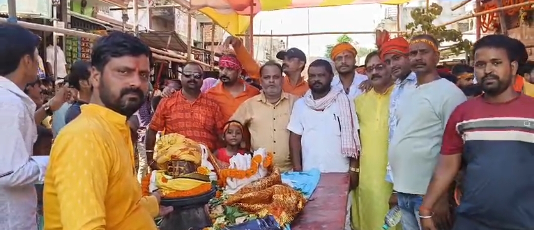 पहले सावन में महुआ बाजार के बजरंग मंदिर में नर्मदेश्वर शिवलिंग की प्राण-प्रतिष्ठा, शोभायात्रा के दौरान नागदेवता के प्रकट होने से गूंजा ‘हर-हर महादेव’