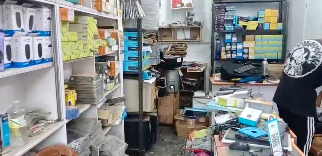सहरसा में चोरों का आतंक! शहर के बीचों-बीच कंप्यूटर दुकान में दीवार तोड़कर लाखों की चोरी, पुलिस गश्ती पर उठे सवाल
