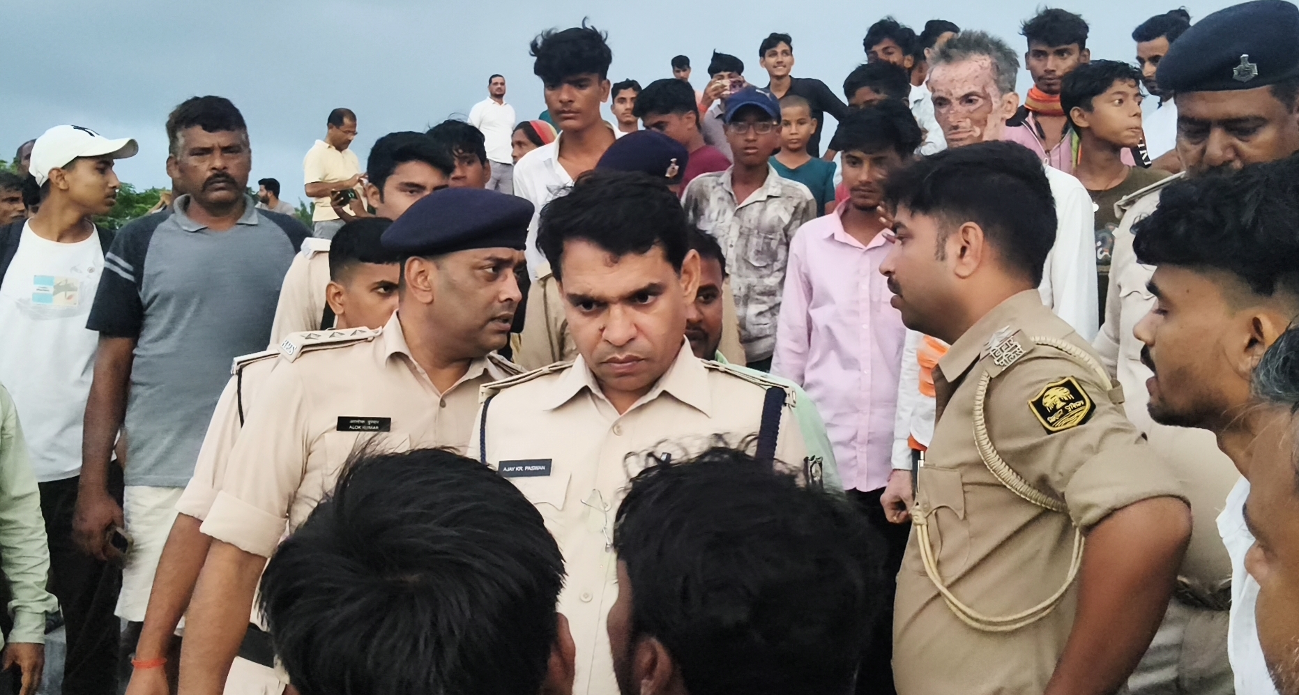 जमीन विवाद में युवक की संदिग्ध मौत! नाथ बाबा पोखर से शव बरामद, हत्या का आरोप लगाकर परिजनों ने किया सड़क जाम