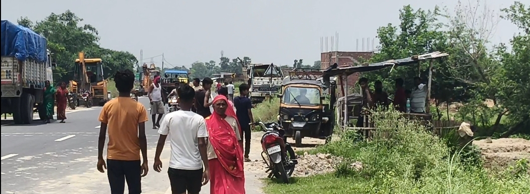 ब्रेक फेल होने से पानी लदा ट्रक पलटा, चालक घायल; लाखों के नुकसान की आशंका<br>
