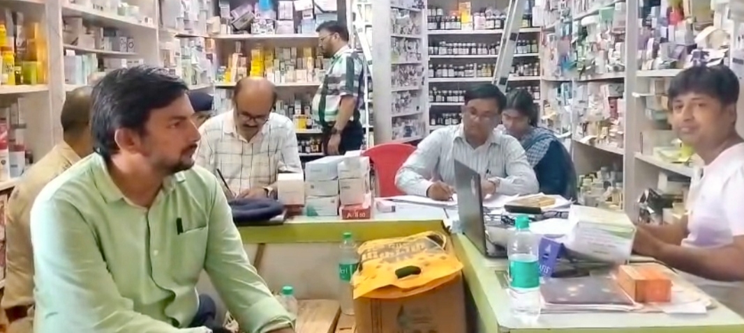 सहरसा में नशीली दवाओं के अवैध कारोबार पर प्रशासन का बड़ा शिकंजा, कई मेडिकल दुकानों पर छापेमारी; प्रतिबंधित दवाएं जब्त<br>