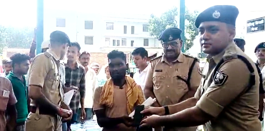 सहरसा: ऑपरेशन मुस्कान अभियान के तहत 528 मोबाइल बरामद, 91 लाख से अधिक कीमत के फोन लौटाए गए<br>