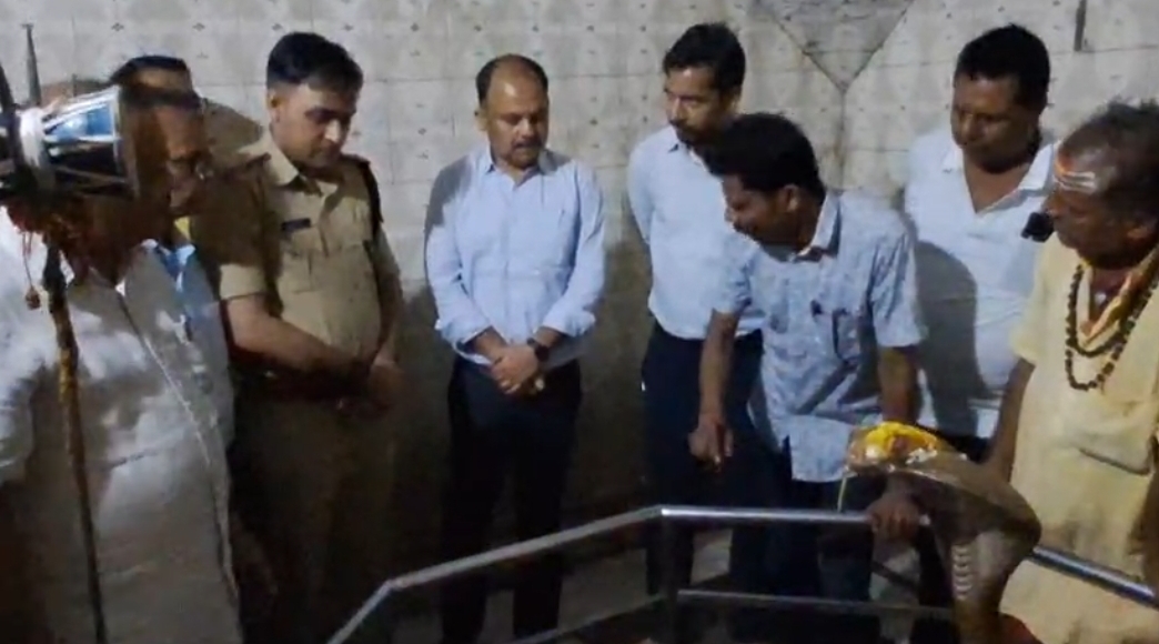 मटेश्वर धाम श्रावणी मेला की तैयारी तेज, डीएम दीपेश कुमार और एसपी विक्रम सिहाग ने किया स्थल निरीक्षण; श्रद्धालुओं की सुरक्षा और सुविधा पर विशेष जोर<br>