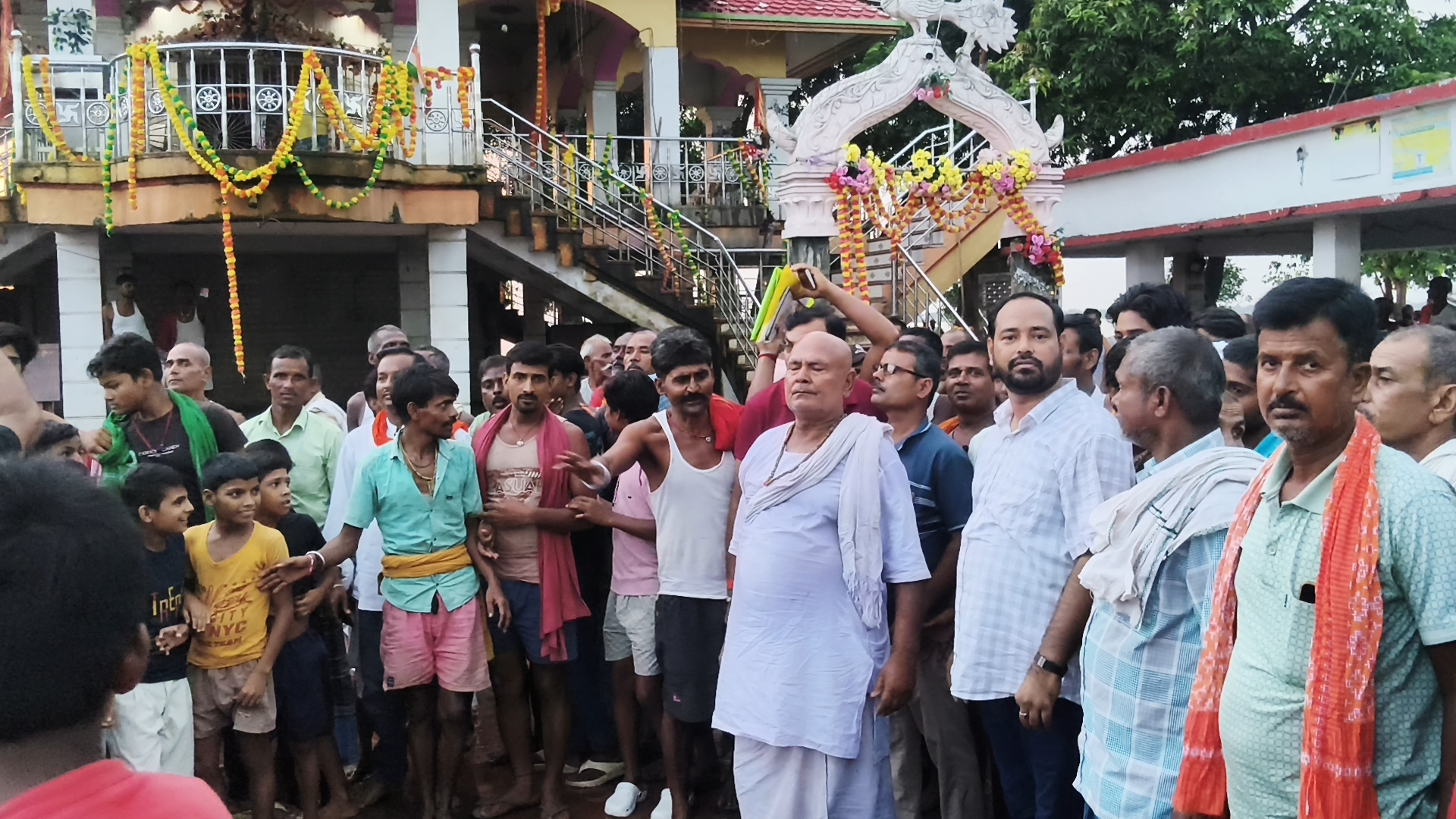 संत बाबा कारू खिरहर स्थान पर अवैध वसूली को लेकर विवाद, ग्रामीणों ने कमेटी गठन की उठाई मांग