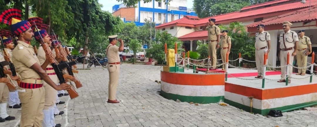 कोशी रेंज के DIG डॉ. कुमार आशीष ने किया सहरसा पुलिस कार्यालय का वार्षिक निरीक्षण, पुलिस व्यवस्था को और बेहतर बनाने के दिए निर्देश<br>