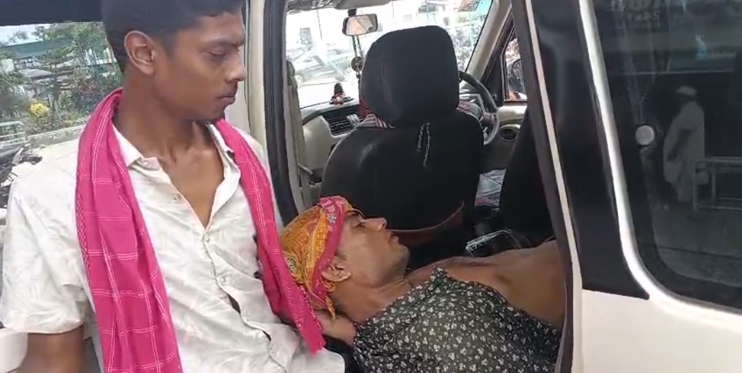 मैना ग्राम के राजनपुर रोड पर सड़क हादसा, दो बाइक सवार घायल; एक की हालत गंभीर