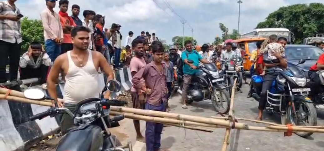 11 हजार वोल्ट का तार गिरने से तीन पशुओं की मौत, आक्रोशित ग्रामीणों ने NH-17 किया जाम<br>