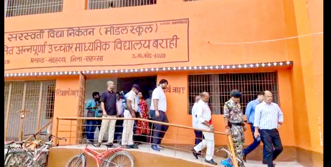 राष्ट्रीय खेल दिवस पर नवहट्टा पहुंचे सहरसा DM, मॉडल स्कूल का किया निरीक्षण; पशु चिकित्सालय में डॉक्टर मिले अनुपस्थित