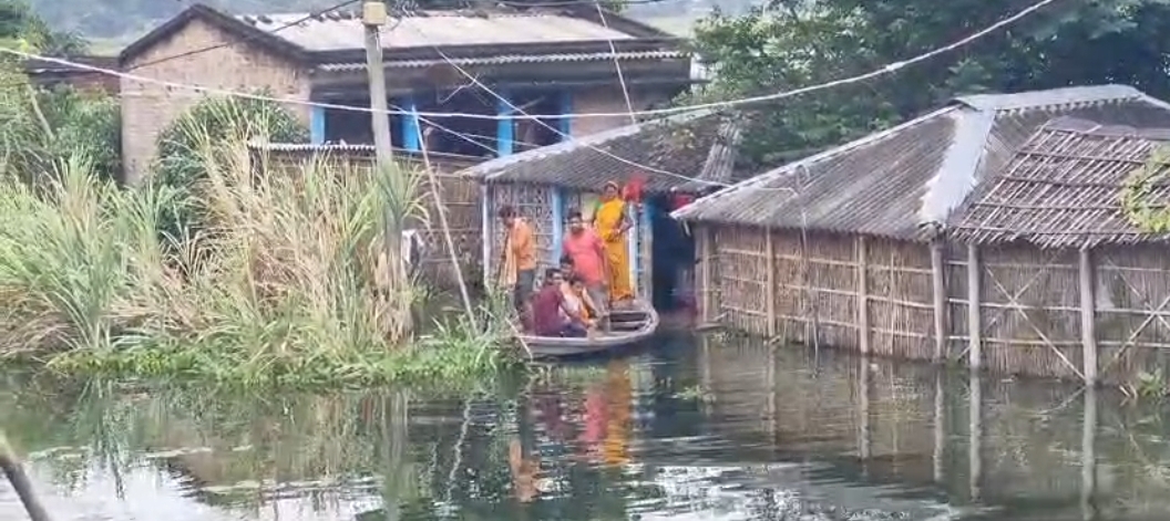 सहरसा में कोसी का बढ़ता जलस्तर, घरों में घुसा बाढ़ का पानी; तटबंध पर शरण लेने को मजबूर ग्रामीण