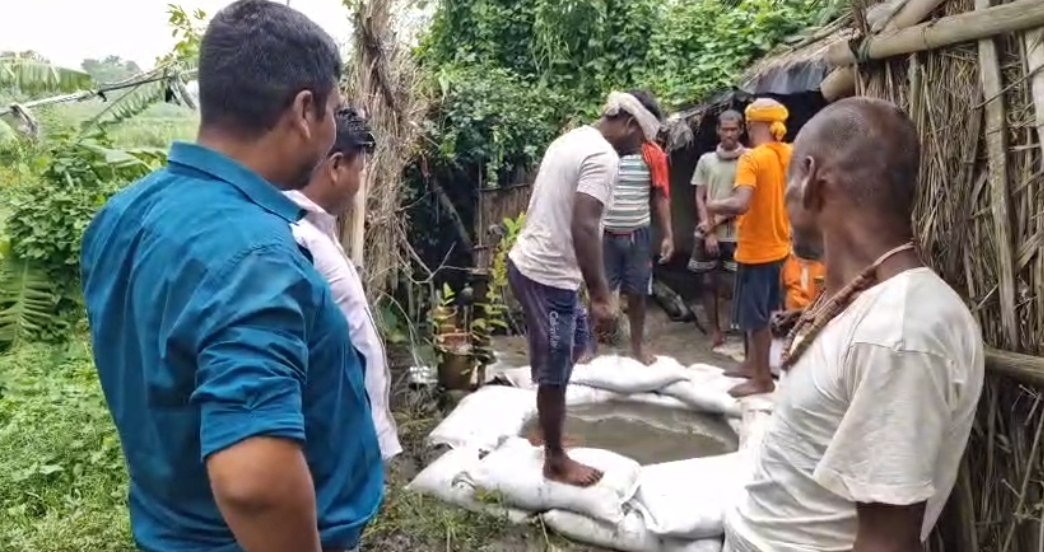कोसी पूर्वी तटबंध के बाहरी इलाके में कई जगह सीपेज, मौके पर पहुंची जल संसाधन विभाग की टीम