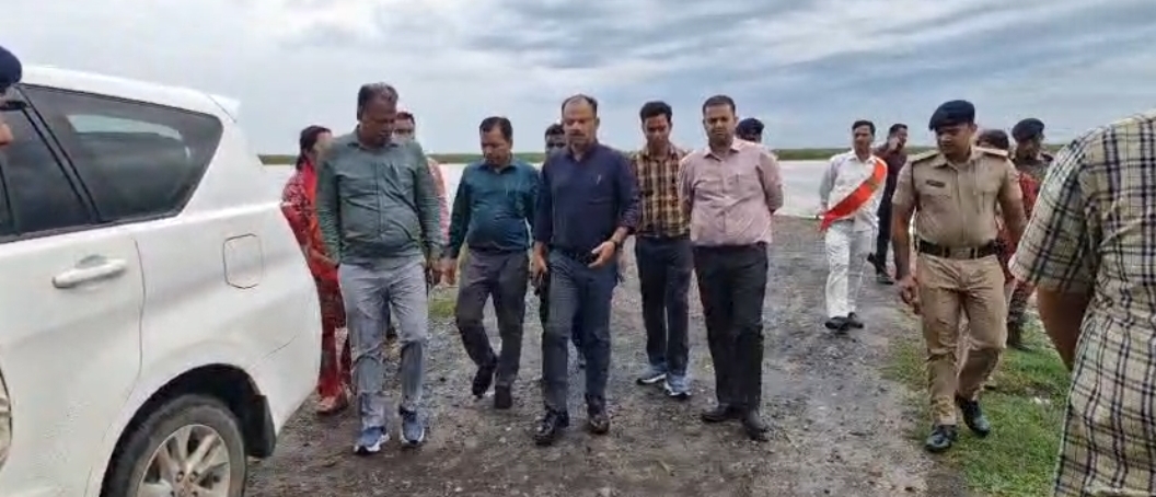 कोसी में बढ़ते जलस्तर से प्रशासन अलर्ट, डीएम ने चार प्रखंडों में तटबंधों और बाढ़ प्रभावित क्षेत्रों का लिया जायजा
