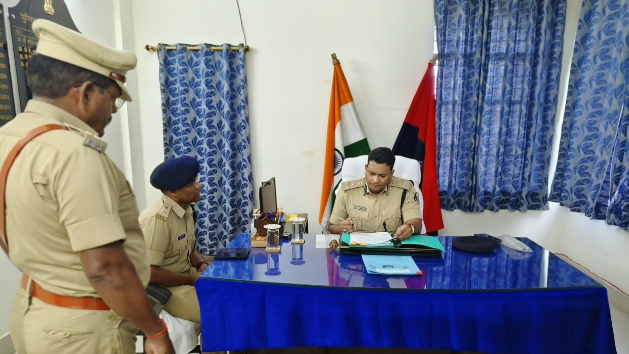 पुलिस केन्द्र सुपौल का डीआईजी डॉ. कुमार आशीष ने किया निरीक्षण, प्रशिक्षणरत सिपाहियों की समस्याएं सुनीं