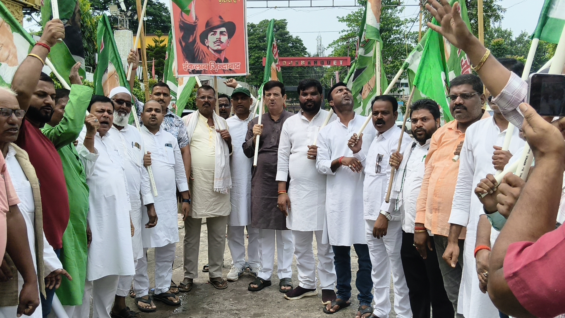 सहरसा में महागठबंधन का आक्रोश मार्च, मुख्य चुनाव आयुक्त समेत पीएम और गृहमंत्री का पुतला दहन