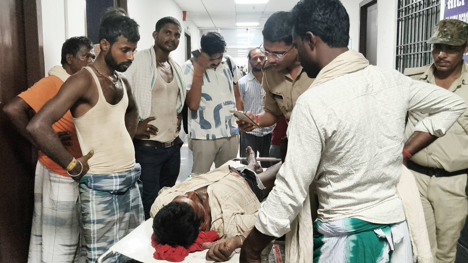 कारू बाबा मंदिर परिसर में झगड़ा देखना पड़ा भारी, जांघ में लगी गोली; हालत नाजुक