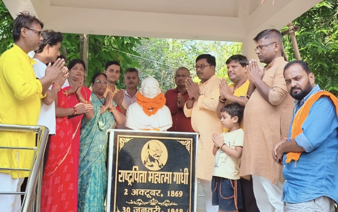गांधी जयंती पर भाजपा ने चलाया स्वच्छता अभियान, प्रतिमा स्थल की सफाई कर दिया स्वच्छता का संदेश<br>