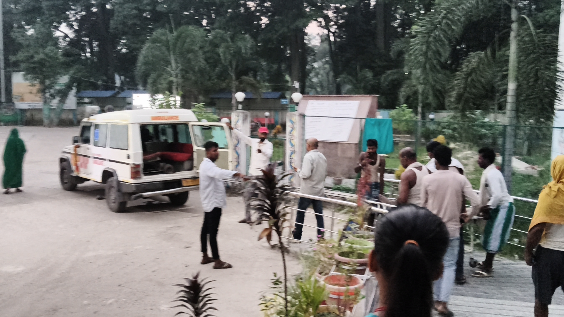 कारू बाबा मंदिर में बकाया पैसे मांगने को लेकर विवाद, दो पक्षों में गोलीबारी; एक को पैर में लगी गोली